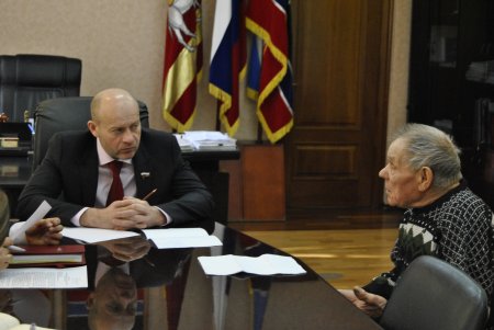 Член Совета Федерации Олег Цепкин и депутат Государственной Думы Олег Колесников посетили Трехгорный. 