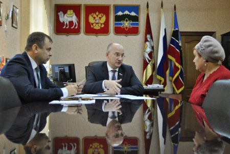 Член Совета Федерации Олег Цепкин и депутат Государственной Думы Олег Колесников посетили Трехгорный. 
