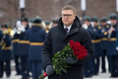 В память о погибших Героях Отечества губернатор Челябинской области Алексей Текслер возложил цветы к мемориалу