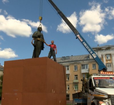В сквере Ленина проводятся работы по ремонту постамента памятника и  подпорных стенок