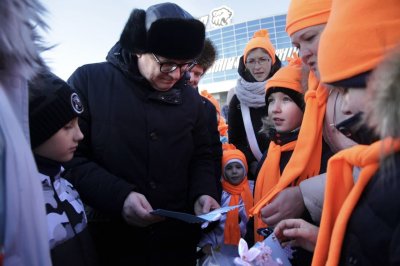 Губернатор Челябинской области Алексей Текслер вместе со своей семьей принял участие в новогоднем флешмобе в рамках благотворительной акции «Снеговики-добряки»