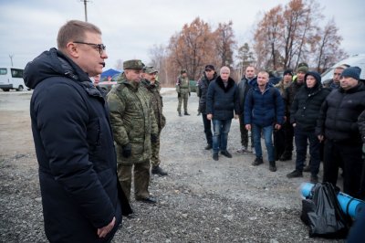 Губернатор Алексей Текслер с рабочим визитом посетил танковую дивизию Центрального военного округа в Челябинской области. Глава региона проконтролировал ход мобилизационных мероприятий и пообщался с военнослужащими.